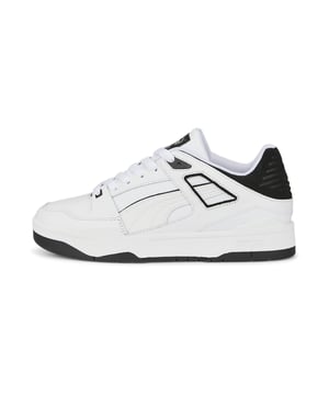 PRODUKTGESCHICHTE: 1987 betrat der PUMA Slipstream Mid die Szene als Basketballschuh. Ein hochfliegender, slam-dunkender, auffälliger Basketballschuh. Jetzt wird er ergänzt durch den Slipstream – eine Neuinterpretation des Originals, die dem Spiel eine völlig neue Energie verleiht und gleichzeitig den sportlichen Wurzeln des OG treu bleibt. MERKMALE & VORTEILE: SOFTFOAM+: Komfortables Fußbett, das dafür entwickelt wurde, durch seine extra dicke Ferse eine weiche Dämpfung zu bieten. DETAILS: Obermaterial aus Leder und Wildleder; Gummilaufsohle; PUMA Formstrip an der medialen und lateralen Seite; PUMA Cat Logo an der Ferse.