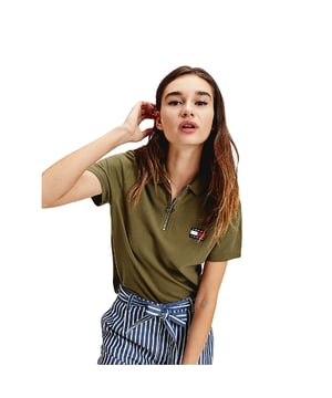 Polo Tommy Jeans Badge Femme Kaki Baumwolle. Authentisches Kleidungsstück der Marke Tommy Jeans - Streetwear/Sportswear-Design von Tommy Jeans - Tommy Jeans für Frauen, modisch und perfekt für den Alltag - Polo Tommy Jeans in der Farbe Kaki lässt sich hervorragend mit dem Rest Ihrer Garderobe kombinieren - bequeme Baumwollqualität - klassisch - Badge -