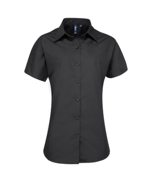 65% Polyester, 35% Baumwolle. Gewebe: Leinenbindung, Popelin, Weiche Haptik. Design: Unifarben. Abnäher an Rücken, Brustabnäher, Auschneidbares Etikett, Pflegeleicht. GSM (Gramm pro Quadratmeter): 125. Nachhaltigkeit: Amfori-Freigabe, BSCI, Oeko-Tex Standard 100 zertifiziert, REACH, Sedex. Saum: Geschwungener Saum. Kurzärmlig. Schaftrand zum Umklappen.