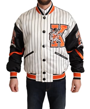Impresionante chaqueta bomber de Dolce & Gabbana  
Color blanco con motivo de Rey León en naranja y negro  
Cierre completo de botones  
Dos bolsillos exteriores  
Bolsillo interior con cierre de cremallera  
Tirantes interiores para los hombros  
Detalles del logo  
Hecho en Italia  
Material: 100% Poliéster  
Forro: 100% Poliéster  
Material: 100% Poliéster  