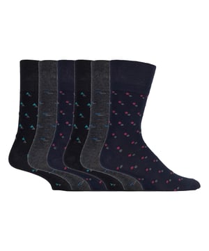 Si la comodidad es su único objetivo cuando busca un par de calcetines, considere que este par de calcetines de bambú no elásticos Gentle Grip es uno de los mejores. El bambú se considera la "superfibra" moderna, Gentle Grip es una marca de calcetines muy apreciada que se centra exclusivamente en la comodidad y la técnica no elástica es muy recomendable para reducir la presión en el pie... todo parece estar bien en este calcetín. Por qué el bambú es genial - El bambú es comúnmente conocido por ser un material impresionante. He aquí 3 razones por las que el bambú es el mejor. Absorbe la humedad - Las fibras de bambú controlan la temperatura de forma natural, por lo que es una fibra brillante para tejer calcetines. Antibacteriano - El bambú aleja la humedad, lo que significa que no tiene margen de maniobra, por lo que previene posibles infecciones en los pies. Súper suave - El bambú se considera una fibra de lujo a la hora de mantener los pies suaves y cómodos. Gentle Grip - Non Elastic Honeycomb Top - Con un diseño especial HoneyComb Top, los calcetines suaves Gentle Grip son más cómodos para todos los usuarios, pero especialmente si usted lucha con problemas circulatorios. Los calcetines Gentle Grip están fabricados para cuidar tus piernas, amoldándose cómodamente a su contorno natural sin dejar ninguno de esos feos anillos de constricción. Combinando una mezcla de bambú natural y una parte superior de nido de abeja no elástica, los calcetines Gentle Grip podrían ser el par de calcetines perfecto para tus pies si la comodidad es tu principal objetivo.