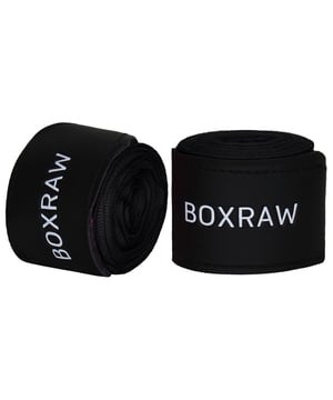 Die 3 m langen BOXRAW-Handbandagen aus geschmeidigem Baumwoll-Stretch-Mix verfügen über einen zum Patent angemeldeten Klettverschluss an der Daumenschlaufe, der Ihnen beim Umwickeln und Abwickeln Ihrer Hände Zeit spart. Das verstärkte, gummierte Handgelenkband bietet zusätzlichen Halt, während das speziell entwickelte Gewebe weich, aber fest auf der Haut liegt und so die perfekte Variation der Hand- und Knöchelpositionierung ermöglicht. Die Wahl der Weltmeister wird komplett mit einem Wasch- und Tragebeutel geliefert. 3 Meter Länge Hochwertiger Baumwoll-Stretch-Mix BOXRAW-Logo mit Aufdruck und Gummieinspritzung Klettverschluss zum Patent angemeldet Daumenschlaufen, Klettverschluss