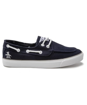 Actualiza la colección de zapatos de tu pequeño con las zapatillas Laguna de la marca clásica Penguin. Estos elegantes zapatos estilo náutico azul marino están acabados con encaje envolvente blanco para un estilo fácil de poner y una marca sutil.