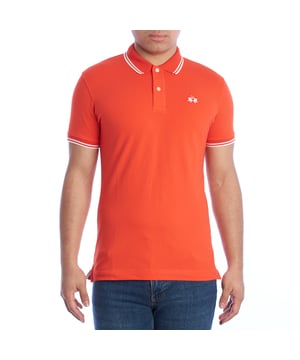 Polo de hombre manga corta de La Martina.

Un polo manga corta atemporal que combina elegancia y estilo casual, perfecto para quienes buscan una prenda versátil y de calidad. Este diseño de La Martina destaca por su confección premium y detalles exclusivos.

Detalles:

- Confeccionado en tejido piqué stretch, que proporciona elasticidad, comodidad y frescura.
- Cuello tipo polo con cierre de dos botones.
- Bordado icónico de La Martina en el pecho.
- Manga corta con ajuste cómodo.
- Ribetes en contraste en el cuello y las mangas.
- Corte ajustado que sigue la silueta del cuerpo sin limitar la libertad de movimiento.

Este polo de hombre manga corta de La Martina es una opción imprescindible en el armario de cualquier hombre. Ideal para ocasiones casuales o para elevar un look más relajado con un toque de elegancia.
 Composición: 95% Algodón, 5% Elastano
 Cuidados:
- Lavar máximo a 30°C en ciclo delicado.
- No usar lejía ni blanqueadores.
- Planchar a baja temperatura, evitando los bordados para no dañarlos.
- No usar secadora.