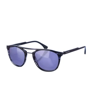 Gafas de sol Armand Basi con montura de acetato.
 Color Negro rayado
 Forma ovalada.
 Lentes de color Gris Oscuro
Patillas en acetato
 Nombre de la marca grabado en la lente.
 100% Protección UV. 
 Incluye una funda de tela de protección.
Los colores reales del producto pueden variar ligeramente con respecto a los colores que muestra su monitor.
 
 Medidas  Ancho lente: 54 mm. Puente: 23 mm. Patillas: 145 mm.
 
 Limpiar las gafas con agua y jabón (neutro).
 - No utilice paños sucios o abrasivos, que puedan alterar las características de los filtros.
 - Utilice solo accesorios y repuestos originales.