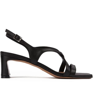 Experimente el lujo con las impresionantes sandalias Oglio de SOLE Made In Italy. Estos sofisticados tacones de cuero de primera calidad, exclusivos de SOLE, personifican la artesanía italiana con elegancia, mostrando una parte superior de cuero negro con tiras y una elegante silueta de tacón medio.