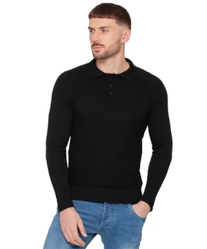 De Enzo Milano Button-Up Polo Trui combineert tijdloze stijl met premium vakmanschap. Hij heeft een button-up kraag voor een klassieke maar verfijnde uitstraling, waardoor veelzijdig stylen mogelijk is. Gemaakt met een wafelgebreide textuur, biedt deze trui een unieke en verfijnde uitstraling, en zorgt hij voor zowel warmte als een onderscheidende visuele aantrekkingskracht. De ribgebreide boorden en zoom zorgen voor een comfortabele, fitted silhoët, waardoor de trui op zijn plaats blijft en een gepolijste afwerking krijgt. Een subtiele Enzo logo-badge nabij de zoom voegt een kenmerkend detail toe, waarmee de toewijding van het merk aan kwaliteit wordt benadrukt. Deze veelzijdige polo trui is perfect om elke casual of smart-casual garderobe te verfraaien.