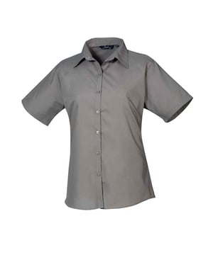 65% Polyester, 35% Baumwoll-Popelin. Gewebe: Popelin. Design: Unifarben. Knopfverschluss. Abnäher an Rücken, Brustabnäher, Doppelte Falznähte, Pflegeleicht, Perlglanz-Knöpfe. Passform: Anliegend. Nachhaltigkeit: Amfori-Freigabe, BSCI, REACH, Sedex, WRAP Zertifikat. Mit Kragen. Saum: Geschwungener Saum. Kurzärmlig.