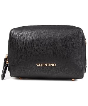 Geef je outfit een designer finish met de Pattie handtas voor dames van Valentino. De zwarte tas is versierd met de iconische branding van de ontwerper en wordt aangevuld met een veilige ritssluiting aan de bovenkant. gouden hardware en een korrelstructuur. Bewaar en bescherm dit fijne accessoire in de meegeleverde stofzak.