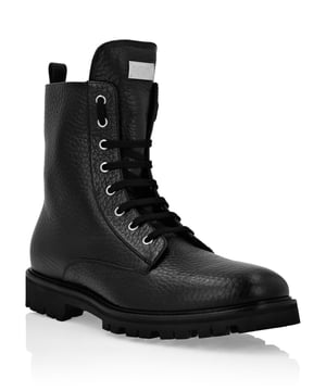 Tachuelas  Botines comando, confeccionados en cuero con el estampado de cuero de ciervo. Cierre de cordones con ojales metálicos. Tres tachuelas en forma de estrella en el contrafuerte. Una insignia metálica con inscripción está cosida en la lengüeta. Ribete con el pespunteado superior. Suela de goma con tacos. Forro interior.