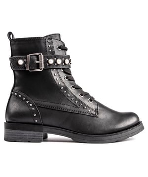 Caminar por las calles con estilo nunca ha sido tan fácil. Estos botines Chelsea negros de Marco Tozzi cuentan con detalles de tachuelas. Correa en el tobillo decorada en C y cremallera interior. Estas llamativas botas están completamente forradas y tienen una altura de tacón de 3,5 cm. Seguro que impresionarán.