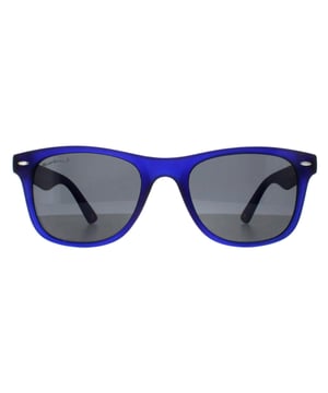Montana Rectangle Unisex Blue Red Smoke Grey Polarized MP10 zonnebril is een lichtgewicht, rechthoekig montuur dat ontworpen is met het oog op comfort, de hele dag door. Het duurzame kunststof montuur heeft een eigentijdse uitstraling, maar toch een klassieke vorm, wat betekent dat het er geweldig uitziet bij een breed scala aan gezichtsvormen en -maten. Deze Montana designer zonnebril heeft asferische, gepolariseerde lenstechnologie, uitzonderlijk voor een montuur van deze prijs.