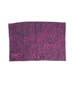 Cuello Infinito Buff confeccionado en poliéster, diseñado para ofrecer ligereza, funcionalidad y estilo en cualquier ocasión.

Características principales:

- Confeccionado íntegramente en poliéster suave y resistente, ideal para un uso cómodo y ligero.
- Diseño tubular tipo cuello infinito, fácil de usar y combinar.
- Unisex.
- Braga para el cuello elástica.
- Tejido transpirable y de secado rápido, perfecto para uso diario en cualquier época del año.
- Talla única.
- Diseñado para adultos.
- Disponible en una amplia variedad de colores y estampados con el logotipo de Buff que destaca la calidad de la marca.

Una prenda versátil y funcional, perfecta para quienes buscan comodidad y diseño en un solo accesorio.
 Medidas: 46 X 68 cm
 Composición: 100% Poliéster
 Cuidados:
- Lavar a máquina máx. a 40ºC.
- Evitar el uso de suavizantes.
- No usar lejía.
- No usar secadora.
- No planchar.