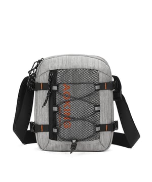 Bolso bandolera unisex. El cierre es con cremallera. Los bolsillos internos son uno con cremallera. Los bolsillos externos son uno abierto en la parte trasera. La bandolera es ajustable en tela. Falta el mango. Hay un compartimento interno. El material exterior es poliéster. Internamente está forrado en poliéster. Medidas: 21x7,5x26 cm. Producto de moda