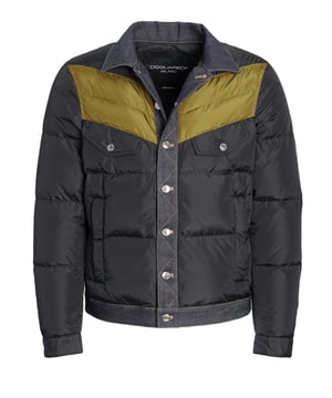 100% nailon; chaqueta Dsquared2;  Modelo: S74AM1193 962;  Mano de obra de alta calidad;  cuello Kent;  Tapeta de siete botones;  Dos bolsillos delanteros con cremallera, dos bolsillos en el pecho con botones;  Alimentado;  Detalles del logotipo de Dsquared2
