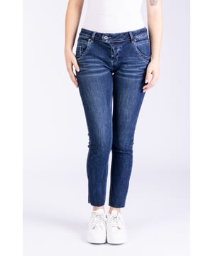 Die Manie mit der Knopfleiste in einer verkürzten Form mit offenem Saum als Skinny.