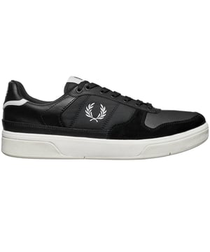 Fred Perry B7123 102 zwarte sneakers. Fred Perry zwarte schoenen. Stijl: B7123 102. 100% leer. Sneakers met vetersluiting. Merkbadge aan de zijkant van de schoen