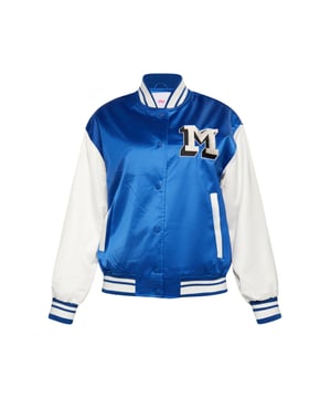Dit varsity-jack van myMo is geïnspireerd op de klassieke college-stijl en is een absolute topper! Het is gemaakt van een glanzende satijnen stof, heeft een hoogwaardige afwerking en klassieke tweekleurige mouwen en zoom. De gestreepte ribboorden, de steekzakken en de geborduurde M-patch zorgen voor een authentieke retrolook.