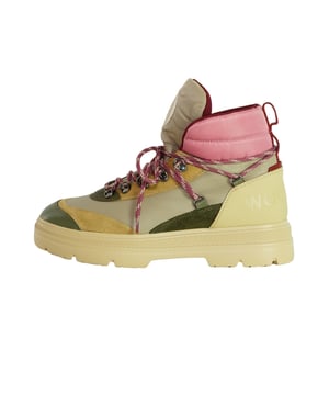 Deze stijlvolle enkellaarsjes van Woolrich combineren luxe kalfsleer en suède met robuuste nylon details voor een moderne en functionele look. De tweekleurige veters en vetersluiting met haakjes zorgen voor optimale steun en een trendy accent. De gewatteerde schachtrand biedt extra comfort, terwijl het reliëflogo van Woolrich op de tong voor subtiele elegantie zorgt. Dankzij de uitneembare binnenzool en de normale pasvorm zijn deze enkellaarsjes bijzonder comfortabel om te dragen - ideaal voor lange dagen op stap.