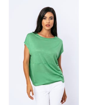 Dieses grüne Sommertop ist aus dehnbarem Jersey-Stoff, Viskose Flama, gefertigt. Es hat einen Bootsausschnitt und ist ärmellos. Am Halsausschnitt und an den Armausschnitten ist ein 0,5 cm breiter Saum angebracht. Das Kleidungsstück hat eine lockere, sackartige Silhouette. Maße für Größe 36/S (in cm): Schulterbreite-60, Brustweite-60, Taillenweite-60, Saumweite-48, Körperlänge-65