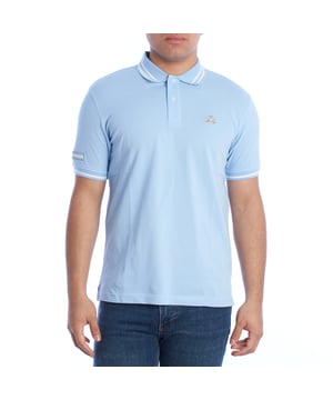 Polo de hombre manga corta de La Martina.

Un diseño elegante y distintivo define este polo manga corta de La Martina, perfecto para hombres que buscan una prenda con detalles únicos y acabados de alta calidad. 

Detalles:

- Confeccionado en tejido de piqué suave y transpirable, ofrece comodidad durante todo el día.
- Cuello tipo polo con rayas en contraste con cierre de dos botones.
- Bordado del logotipo de La Martina en el pecho.
- Detalle bandera bordada en la manga.
- Puños decorados con rayas en contraste que refuerzan el estilo deportivo y elegante.
- Corte regular fit, diseñado para un ajuste cómodo y favorecedor.

Este polo de hombre de La Martina combina un diseño clásico con detalles modernos, destacando por su calidad y estilo único. Una prenda versátil y sofisticada, perfecta para lucir en eventos casuales o momentos de relajación con un toque distintivo.
 Composición: 100% Algodón
 Cuidados:
- Lavar máximo a 30°C en ciclo delicado.
- No usar lejía ni blanqueadores.
- Planchar a baja temperatura, evitando los bordados para no dañarlos.
- No usar secadora.