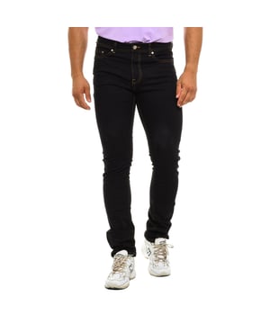 Pantalón largo 265840 hombre Karl Lagerfeld.

Presenta un corte recto en los bajos, ofreciendo una silueta clásica y versátil.
El cierre principal consta de cremallera y botón, proporcionando un ajuste seguro.
Cuenta con dos bolsillos abiertos en los laterales, prácticos para guardar objetos.
Tiene dos bolsillos abiertos en la parte trasera, con un bordado de la marca Karl Lagerfeld.
La cintura incluye trabillas para poder usar un cinturón y personalizar el ajuste.
Este pantalón vaquero de Karl Lagerfeld es una prenda casual y versátil, adecuada para múltiples ocasiones.
Su diseño clásico y el prestigio de la marca lo convierten en una opción atractiva y adaptable a diferentes estilos personales.
 Composición: 93% Algodón, 4% Elastano, 3% Poliéster
 Cuidados:
Lavar a temperatura máxima 40º.
Planchar a media temperatura.
No usar lejía.
No usar secadora.