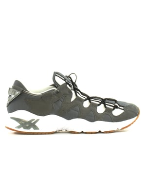 El ASICS Gel-Mai es uno de estos clásicos de los años 90 que te atrapan de inmediato. En primer lugar, es el sistema de cordones asimétrico y la estadía en el ojal que atrae la atención, pero no es solo que, es el diseño progresivo con la parte superior de la malla gris y blanca, las superposiciones de gamuza y la funda media de fuzgel de borde de corte lo que le da a los ASICS de ASICS. zapatillas de deporte un look informal.