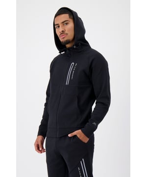 80 % algodón | 20 % poliéster Capucha con cordones ajustables y cierre de cremallera Pequeño bolsillo con cremallera en el pecho Logotipo BNNS NEGRO en el pecho Se puede combinar con PANTALONES DEPORTIVOS INITIAL GLOW