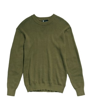 Dieser Strickpullover für Herren ist ein Essential für den Kleiderschrank. In normaler Passform geschnitten und hergestellt aus hochwertigem Material bietet er einen hohen Tragekomfort. Er besitzt einen klassischen Rundhalsausschnitt. Ausschnitt, Ärmelabschlüsse und Bund sind in gerippter Strickoptik gehalten. Ein optisches Highlight bieten die Gewebe-Patches an den Ellenbogen.