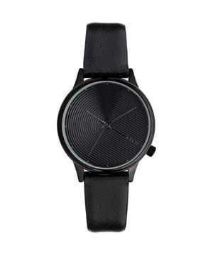 La marca Komono significa "pequeños artilugios" en japonés y eso es exactamente lo que la marca quiere transmitir con sus productos. Komono se centra con sus gafas de sol y relojes en el minimalismo y el aprecio por las pequeñas cosas de la vida. El reloj Komono Estelle Deco onyx es un reloj femenino versátil. Con una resistencia al agua de 3 ATM, este reloj puede hacer frente a la mayoría de las situaciones cotidianas. La correa de cuero negro garantiza comodidad y durabilidad. El reloj es de acero inoxidable y tiene un diseño atemporal que resulta chic y elegante. Este reloj para ella no sólo es un complemento con estilo para cualquier atuendo, sino que también es funcional gracias a su precisa indicación de la hora. Tanto si asiste a una ocasión elegante como si simplemente desea realzar su look diario, este reloj de pulsera para mujer es perfecto. Este reloj es divertido para regalar o recibir. Compre el reloj Komono Estelle Deco onyx con descuento en rebajas. Reloj Komono de señora negro en oferta El reloj de señora Komono Estelle Deco onyx es una elección elegante para quienes buscan un accesorio atemporal. Este reloj es resistente a salpicaduras de agua hasta 3 ATM. No es apto para la ducha ni para nadar. La correa de color negro es de piel de alta calidad y tiene un cierre de hebilla negra. La caja de acero inoxidable de 36 mm y el cristal mineral protegen el movimiento y confieren al reloj un aspecto duradero.  El reloj de señora Komono Estelle Deco onyx es el compañero perfecto para cualquier ocasión. ¡Compre ahora el reloj de señora Komono en oferta! Ver todos los modelos de relojes.  Marca: KomonoNombre del modelo: Estelle Deco (36mm)Categoría: reloj de pulseraMateriales: acero inoxidable, cueroColor: negroResistente al agua: 3 atm (a prueba de lluvia y salpicaduras)