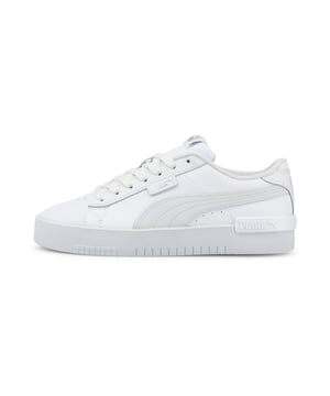 PRODUKTGESCHICHTE Diese Ace-Turnschuhe im Tennis-Look sind eine moderne Variante eines klassischen Stils. Die robuste, geprägte Cupsohle sorgt für Auftrieb, während die strapazierfähige Ledermischung und das feminine TPU-Fersenteil für ein stilvolles Gefühl sorgen. Dank der SoftFoam+ Einlegesohle, die für außergewöhnliche Dämpfung sorgt, lässt sich dieser Schuh Tag für Tag tragen. MERKMALE & VORTEILE SoftFoam+: PUMAs Komfort-Einlegesohle für sofortigen Einstieg und langanhaltenden Komfort, der bei jedem Schritt für weiche Dämpfung sorgt DETAILS Niedrige StiefelsilhouetteObermaterial aus LedergemischSoftFoam+ EinlegesohleZwischensohle aus TPUGummiPlattformsohle aus GummiPUMA Nr. 1 Logo auf der ZungePUMA Nr. 2 Logo auf TPU-FersenstückPUMA Formstrip an der Seite