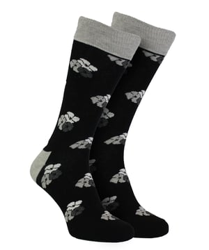 Adéntrate en la comodidad y el estilo con los calcetines de flores para hombre HS Happy Socks. Cortados para adaptarse a cualquier calzado y perfectos tanto para ambientes informales como formales, estos elegantes calcetines bendecirán tu armario con una fantástica versatilidad. Los calcetines HS Happy Socks están diseñados para añadir un toque de alegría y carisma a tu atuendo diario. Equilibrando un confort insuperable, un estilo elegante y una adecuación a cualquier estación, están listos para seguir el ritmo de tu dinámico estilo de vida. Confeccionados en algodón transpirable de primera calidad, estos calcetines se ajustan cómodamente a las tallas de adulto 6-11. Hay numerosas razones para declararse enamorado de los calcetines HS Happy Socks Men's Flower Socks. Su llamativo estampado de flores añade un toque único a tu estilo, y su cómodo tejido garantiza su uso durante todo el día. El algodón transpirable ayuda a una excelente higiene de los pies al absorber eficazmente el sudor, manteniendo tus pies frescos y libres de olores. Disfruta de la mezcla perfecta de estilo y comodidad con los calcetines HS Happy Socks Men's Flower, tu billete de ida a la ropa de calcetín de calidad.