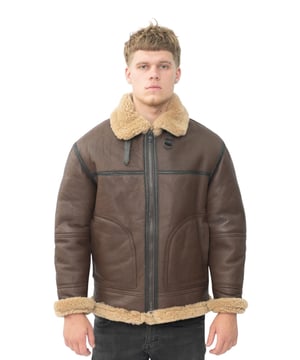 Hemos añadido algunos elementos elegantes a la B3 para aquellos que buscan una versión más atrevida de nuestra chaqueta de piel de oveja de doble cara más popular. Esta chaqueta presenta detalles de costura negra en el canesú superior, así como alrededor del cierre de cremallera YKK para acentuar nuestro color tabaco premium en el que aparece esta chaqueta. También aparecen paneles grandes y redondeados alrededor de los bolsillos de la cintura que añaden carácter adicional a esta pieza. Este estilo de chaqueta es ideal para el invierno, ya que tiene el mejor forro de piel de oveja gruesa que no tiene parangón en su capacidad de brindar calidez y comodidad. El forro también se puede exhibir manteniendo el generoso cuello con muescas hacia abajo o el cuello se puede subir con cremallera y abrochar para una protección adicional contra el frío. • Fabricada con piel de oveja de doble cara de alta calidad • El forro de piel de oveja gruesa es la mejor opción para brindar calidez y comodidad • Cuenta con dos bolsillos en ángulo con paneles redondeados y cintura ajustable • Equipada con una gruesa cremallera YKK de metal de longitud completa