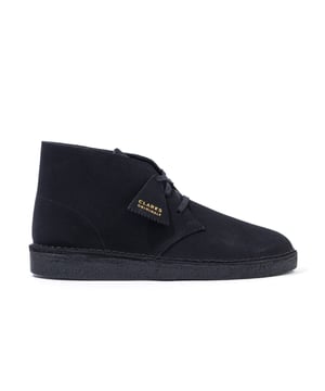 De Desert Coal van Clarks heeft een kenmerkende wigvormige crêpezool, afgewerkt met een vetersluiting en authentiek stiksel. Het ongevoerde suède bovenwerk biedt een comfortabele pasvorm.