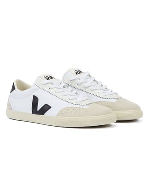 Haga una declaración ecológica con las zapatillas Veja Volley. Estas geniales zapatillas cuentan con una elegante parte superior de lona blanca hecha de algodón orgánico para brindar transpirabilidad, mientras que la suela de goma brinda tracción en cada paso. Con el logotipo V característico de Veja, este par elegante y sostenible te permitirá lucir bien mientras haces el bien.