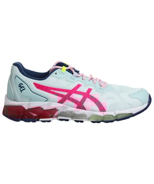 Las Zapatillas Asics Gel-Quantum 360 6 para Mujer en Color Azul Claro son una elección fantástica para las atletas y entusiastas del fitness que buscan tanto estilo como rendimiento. Aquí tienes una descripción detallada con características clave:

Diseño Elegante: Las zapatillas Gel-Quantum 360 6 de Asics están diseñadas con un enfoque en el estilo y el rendimiento. Presentan un diseño elegante y contemporáneo que atrae a mujeres con un estilo de vida activo.

Materiales de Calidad: Asics es reconocida por utilizar materiales de primera calidad en su calzado. Estas zapatillas están construidas típicamente con materiales duraderos y transpirables, garantizando tanto la longevidad como la comodidad.

Color Azul Claro: Las zapatillas vienen en un encantador color azul claro con acentos complementarios, ofreciendo un aspecto fresco y estiloso que combina sin esfuerzo con diversas prendas deportivas y casuales.

Amortiguación Gel de 360 Grados: Estas zapatillas a menudo incorporan la tecnología de amortiguación Gel de 360 grados, distintiva de Asics. Esta avanzada amortiguación está estratégicamente ubicada a lo largo de la zapatilla para proporcionar una superior absorción de impactos y confort, reduciendo el impacto en las articulaciones y ofreciendo una experiencia de uso suave y cómoda.

Entresuela Reactiva: La entresuela está diseñada para ofrecer una amortiguación reactiva, mejorando tu rendimiento atlético general al proporcionar el equilibrio ideal entre soporte y comodidad.