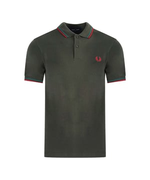 Fred Perry Twin Tipped M3600 L85 Braunes Poloshirt. Fred Perry Braunes Poloshirt. Muster am Kragen. Knopfverschluss im Nacken. Stil: M3600 D54. 100% Baumwolle