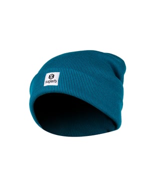 Gorro de punto Superb
Logo bordado en parte delantera.
 Composición: 100% Acrílico
 Cuidados:
- Lavar a máx. 40ºC.
- No usar lejía.
- Planchar a temperatura baja.
- No lavar en seco.
- No usar secadora.