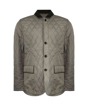 De Hackett London Padded Quilted Men's Sand Blazer is een onderscheidend en veelzijdig bovenkledingstuk dat de verfijning van een blazer combineert met de warmte en textuur van quilting. Deze blazer is zorgvuldig ontworpen om comfort, stijl en functionaliteit te bieden voor verschillende gelegenheden. Hier zijn de belangrijkste kenmerken van deze uitzonderlijke zandkleurige blazer:

 Materiaal van topkwaliteit:  Deze blazer is gemaakt van hoogwaardige materialen en biedt zowel comfort als duurzaamheid. De buitenkant is gemaakt van een duurzame stof zoals katoen of een mix, terwijl de binnenkant is voorzien van een gewatteerde voering voor extra warmte.

 Zandkleur: De blazer wordt gepresenteerd in een klassieke en veelzijdige zandkleur, die elegantie en veelzijdigheid symboliseert. Zand is een neutrale tint die bij veel verschillende outfits past.

 Gewatteerd ontwerp:  Het belangrijkste kenmerk van deze blazer is het doorgestikte ontwerp. Bij quilten worden meerdere lagen stof gestikt om een gewatteerde textuur te creëren. Dit ontwerpelement maakt het niet alleen visueel interessanter, maar biedt ook warmte, waardoor het geschikt is voor koeler weer.

 Blazersilhouet:  Ondanks het gewatteerde ontwerp heeft deze blazer meestal een klassiek blazersilhouet met kenmerken als ingekeepte revers, een twee- of drieknoopssluiting en functionele knopen op de manchetten. Deze elementen dragen bij aan de formele en verfijnde uitstraling.

 Functionele zakken:  De blazer heeft vaak praktische zakken, zoals klepzakken op de heupen en een borstzak, die handige opbergruimte bieden voor kleine benodigdheden.

 Hoogwaardig vakmanschap:  Hackett London staat bekend om zijn toewijding aan kwaliteitsvakmanschap, waardoor deze blazer goed gemaakt is en ontworpen om lang mee te gaan.
