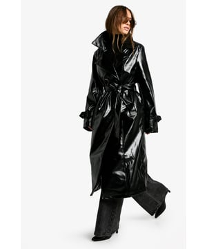Wrap up in the latest coats and jackets and get out-there with your outerwearBreathe life into your new season layering with the latest coats and jackets from boohoo. Supersize your silhouette in a padded jacket, stick to sporty styling with a bomber, or protect yourself from the elements in a plastic raincoat. For a more luxe layering piece, faux fur coats come in fondant shades and longline duster coats give your look an androgynous edge.