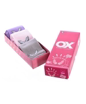 Geparfumeerde sokken OX met verschillende aroma's.
 Subtiele geur zonder overheersend te zijn en gaat 2 tot 4 wasbeurten mee.
 Het hoge katoengehalte van het product draagt bij aan het ademende vermogen en de vochtregulatie. Katoen staat bekend om zijn natuurlijke vezels die lucht doorlaten, waardoor de huid kan ademen en overtollig vocht kan absorberen. Hierdoor blijft de gebruiker droog en comfortabel, zelfs bij langdurig gebruik.
 Antidrukmanchet.
 Geborduurd detail op de voorkant en achterkant.
 Maat 36-41.
 Samenstelling: 80% Katoen, 15% Polyamide, 5% Elastaan
 Onderhoud:
Wassen op maximaal 40º.
 Niet strijken.
 Geen bleekmiddel gebruiken.
 Niet in de droger.
 Niet chemisch reinigen.