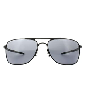 Oakley Zonnebril Gauge 8 L OO4124-01 Matzwart Grijs is een lichtgewicht C-5 metalen legeringsframe met klassieke Oakley Mono Shock-scharnieren met een hedendaagse vliegervorm. UNOPTANIUM Temple-sleeves geven een veilige comfortabele pasvorm.