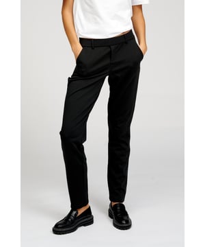 Dies ist ein Paar unserer beliebten Performance Pants™. Das schwarze Modell passt gut in jeden Kleiderschrank und zu jedem Outfit. Die Hose wird Ihnen also zu einem Look verhelfen, der sowohl stilvoll als auch bequem ist. Alle Hosen aus unserer Perform Collection werden mit einem Ziel vor Augen entworfen: die beste Kleidung für Sie zu machen, die hohe Ansprüche an die Funktionalität und Qualität Ihrer Kleidung haben. Deshalb sind alle Kleidungsstücke unserer Perform Collection aus guten, dehnbaren und weichen Materialien gefertigt, die den ganzen Tag über bequem zu tragen sind. Hier sehen Sie eine Hose in der Farbe Schwarz.

Welche Größe hat die Hose? Die Hosen können in 18 verschiedenen Größen ausgewählt werden. Siehe und wählen Sie die Größe unter "Größe". Die Größen sind für Frauen angepasst.

Über TeeShoppen: Bei TeeShoppen sind wir stolz darauf, unsere eigenen Produkte anzubieten. Unser Sortiment umfasst Basic-Kleidung, die wir selbst tragen möchten. Und sie ist nicht langweilig, nur weil sie einfach ist. Unsere Kleidung ist so konzipiert, dass sie für eine Vielzahl von Anlässen geeignet ist und gleichzeitig aus hochwertigen Materialien hergestellt wird, die einen hohen Tragekomfort gewährleisten. Sie suchen nach einem Ort, an dem Sie zeitlose Kleidung für Männer und Frauen finden? Bei TeeShoppen zahlen Sie nicht für teure Marken und Kosten - nur für Qualität und Service. Und natürlich erweitern wir unser Sortiment ständig im Einklang mit der Mode, so dass Sie bei uns immer moderne Basiskleidung finden können.