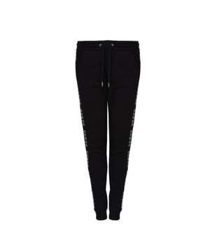 Deze getailleerde snit benadrukt perfect je figuur en biedt comfort en een elegante look voor elke dag.

Een flexibele brede band in de tailleband zorgt voor comfort en dankzij de extra verstelmogelijkheid met een trekkoord past de broek perfect bij je figuur.

Dankzij de licht toelopende broekspijpen biedt deze broek een moderne en stijlvolle look met behoud van bewegingsvrijheid.

De mid-rise is de perfecte oplossing en biedt zowel comfort als een modieus ontwerp dat goed bij verschillende stijlen past.

Functionele zakken aan de zijkanten zijn een praktisch element dat het nut van de broek vergroot en waarin je kleine spullen kunt opbergen.

Manchetten aan de uiteinden van de broekspijpen geven de broek een sportief karakter en zorgen ervoor dat de broek goed aansluit op het schoeisel.

Een band met logo langs de broekspijpen is niet alleen een modieus detail, maar ook een uiting van het behoren tot de fanclub van het merk, wat het prestige benadrukt.

De hoogwaardige stof zorgt voor duurzaamheid, kreukbestendigheid en gemakkelijk onderhoud, waardoor deze broek een keuze voor de lange termijn is.