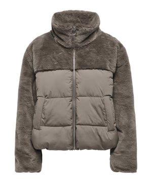 Deze korte gewatteerde jas voor dames combineert stijl en functie op een elegante manier. De ritssluiting en hoge kraag bieden optimale bescherming tegen de kou, terwijl zijzakken je handen warm houden. Een bijzondere highlight is de geraffineerde materiaalmix, die stijlvolle accenten zet met imitatiebont op de schouders en mouwen. De elastische polsen zorgen voor een perfecte pasvorm en voorkomen het binnendringen van koude lucht. Met het trekkoord aan de zoom kan de wijdte individueel worden aangepast om te beschermen tegen de kou. Dankzij de warme voering ben je optimaal beschermd tegen lage temperaturen. Het comfort is altijd op het hoogste niveau, ideaal voor koude dagen met een vleugje luxe.