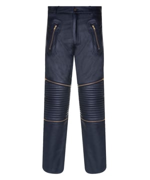 Maak kennis met onze leren herenjeans met rits, een stijlvolle en eigentijdse toevoeging aan je garderobe. Deze jeans is gemaakt van premium lamsnappaleer en biedt een luxueus gevoel en uitzonderlijke duurzaamheid. Verkrijgbaar in twee tijdloze kleuren, zwart en wit, en bieden veelzijdige opties voor je outfits. Het ribeffect op de knieën zorgt voor een modern tintje en wordt geaccentueerd door twee opvallende ritssluitingen, die het algehele ontwerp versterken. De gouden ritsen zorgen voor een krachtig statement en voegen een vleugje verfijning toe aan de jeans. Met een satijnen binnenvoering biedt deze jeans zowel comfort als stijl, waardoor hij een must-have is voor modebewuste individuen. Ontwerpkenmerken: Premium lamsnappaleer voor een luxueus gevoel Ribeffect over de knieën met twee ritsen voor een moderne look Opvallende gouden ritsen voor extra stijl Verkrijgbaar in twee tijdloze kleuren: zwart en wit Satijnen binnenvoering voor comfort en een gepolijste afwerking.