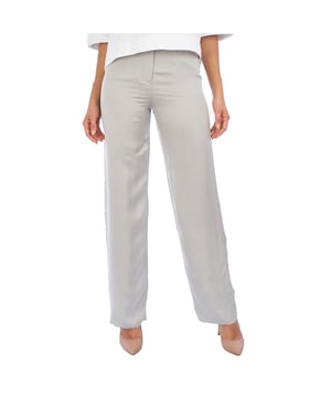 Pantalón palazzo de Emporio Armani, confeccionado en un tejido de diseño jacquard que destaca por su textura sofisticada y elegante. 

Su corte de pierna ancha y tiro medio proporciona comodidad y un estilo atemporal, ideal para diversas ocasiones.

Cuenta con bolsillos laterales discretos que combinan funcionalidad con una estética refinada, y su cierre frontal de cremallera con botón asegura un ajuste limpio y seguro. 

La calidad del tejido y los acabados impecables reflejan la excelencia artesanal de la marca.

Perfecto para combinar con blusas estructuradas o tops ligeros, este pantalón es una prenda versátil que eleva cualquier look con un toque de lujo moderno.
 Composición: 55% Viscosa, 45% Cupro
 Cuidados:
- Lavar a máquina en agua fría  y ciclo delicado.
- Usar detergentes suaves.
- Usar secadora a baja temperatura.
- Planchar a bajas temperaturas.
- No lavar en seco.