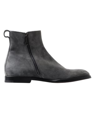 <ul>
  <li>Botines de hombre de cuero gris zapatos</li>
  <li>Marca: Dolce & Gabbana</li>
  <li>Nuevo con etiquetas</li>
  <li>100% autentico</li>
  <li>Modelo: Botas Chelsea</li>
  <li>Color: Gris</li>
  <li>Material: 100% cuero</li>
  <li>Suela exterior de cuero</li>
  <li>Paneles elasticos en los laterales</li>
  <li>Cierre de cremallera
-</li>
</ul>