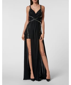 Besondere Anlässe verlangen nach einzigartigen Kleidungsstücken. Wir empfehlen dieses lange, drapierte Unterkleid aus Rayon-Jersey mit Nieten besetzten Lederriemen. Schauen Sie, wie Asymmetrien kokette Blicke erzeugen. Der tiefe Ausschnitt endet an der Taille mit einem Wickeleffekt. Unsichtbarer Reißverschluss in der hinteren Mitte.