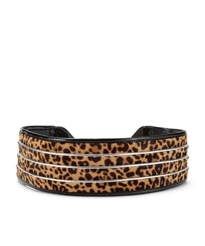 Cinturón de charol con inserciones de piel de pony con estampado animal y ribete de piel plateada. Hebilla de metal con gancho. Forro de nubuck. Altura: 8 cm.